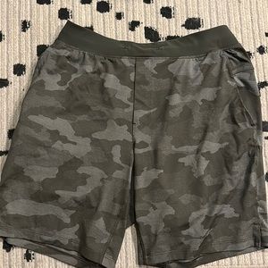 Men’s camo print Lulu lemon shorts -size XL